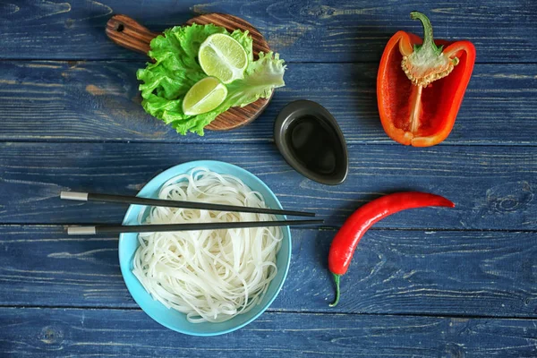 Composizione con tagliatelle di riso — Foto Stock