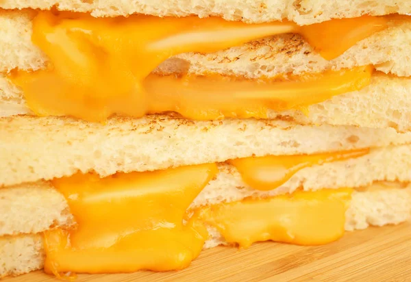 Sanduíche saboroso com queijo — Fotografia de Stock