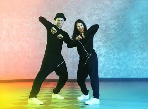 Couple de danseurs hip-hop — Photo