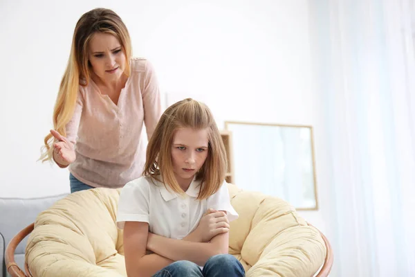 Quarrel between mother and daughter — Stock Photo, Image