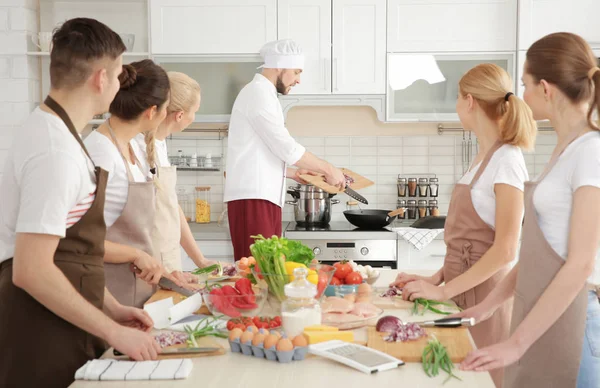 Mannelijke chef-kok en de groep van mensen bij het koken van klassen — Stockfoto