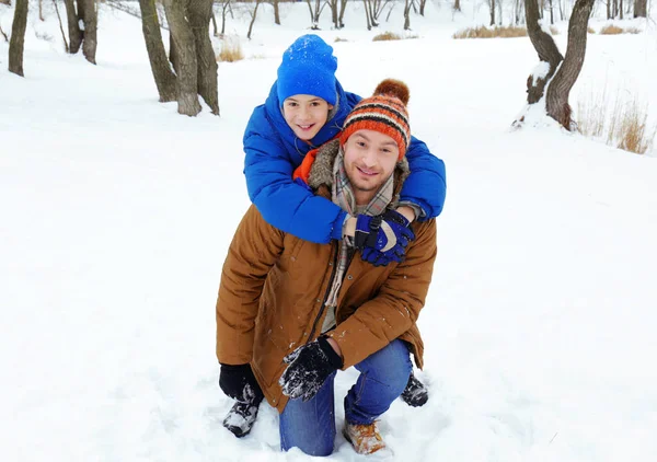 Ojciec z synem grać w winter park — Zdjęcie stockowe