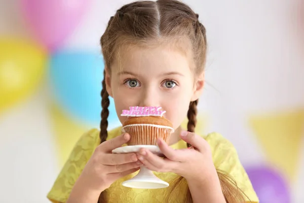 Petite Fille Mignonne Avec Gâteau Anniversaire Sur Fond Flou — Photo
