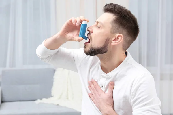 Jeune homme utilisant un inhalateur d'asthme — Photo