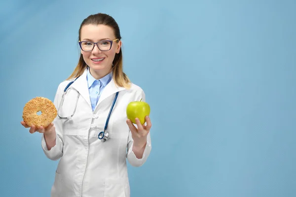 Unga kvinnliga nutritionist — Stockfoto