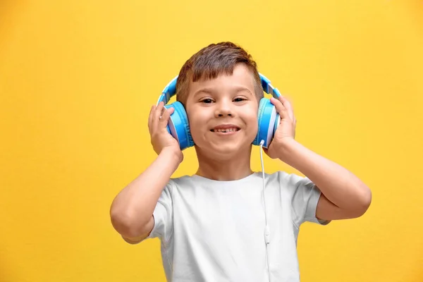 Ładny mały chłopiec w słuchawkach — Zdjęcie stockowe