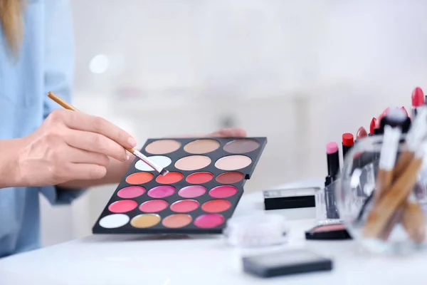 Professionele make-up artiest op het werk — Stockfoto