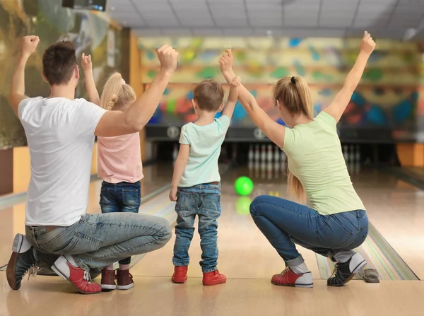 Rodzina zabawy w bowling club — Zdjęcie stockowe