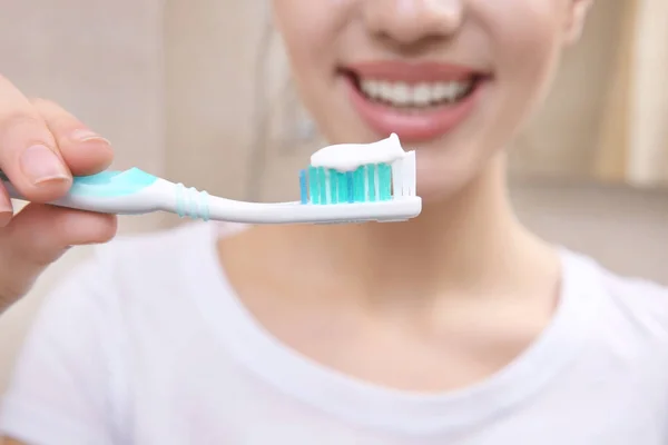 Beautiful woman brushing teeth — Stock Photo, Image