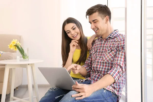 Jong paar met laptop — Stockfoto