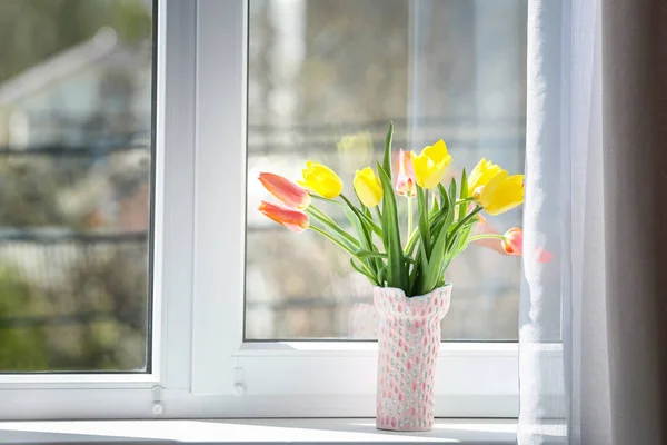 Jarrón con hermosos tulipanes — Foto de Stock