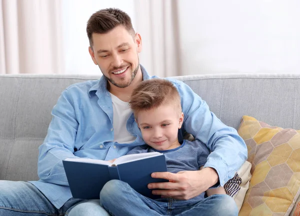 Pappa och son läser intressanta bok — Stockfoto