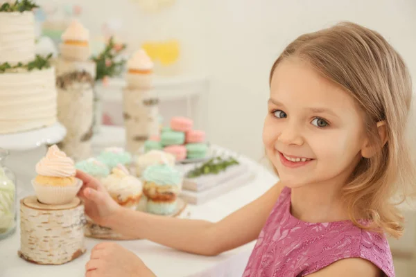 Χαριτωμένο κορίτσι κοντά σε γλυκά — Φωτογραφία Αρχείου