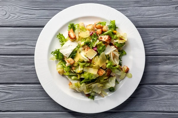 Тарелка с куриным салатом — стоковое фото