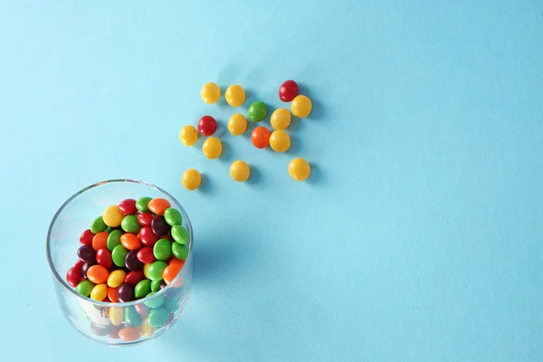 Kolorowe cukierki w misce — Zdjęcie stockowe