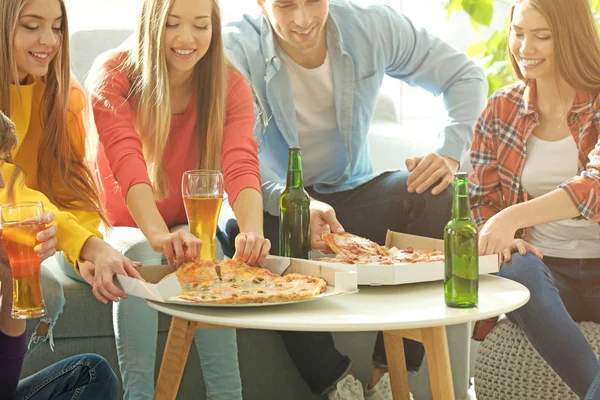 Vrienden Met Smakelijke Pizza Bier Thuis Partij — Stockfoto