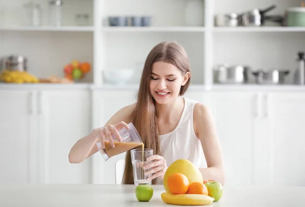 Ung kvinna hälla färsk juice — Stockfoto