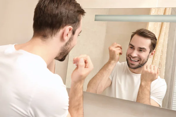 Bonito homem escovação dentes — Fotografia de Stock