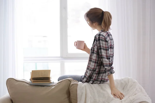 Schöne junge Frau mit einer Tasse Tee — Stockfoto