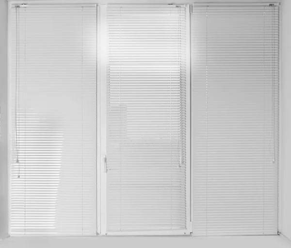 Finestra con jalousie bianco — Foto Stock