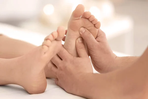 Jeune femme recevant massage des pieds — Photo