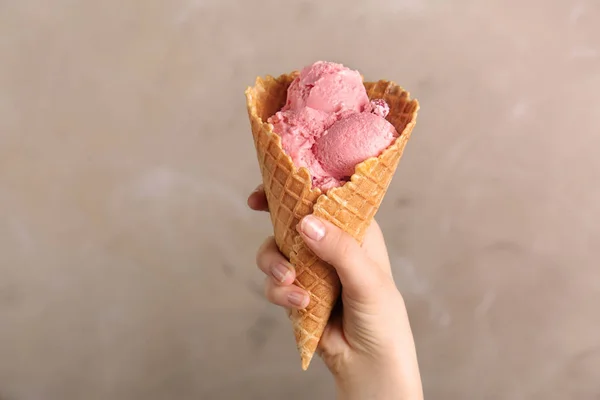 Hand with ice cream in waffle cone — Stock Photo, Image