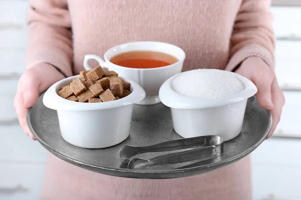 女人控股糖和茶 — 图库照片