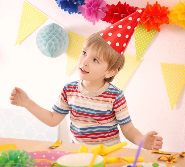 かわいい男の子のパーティーで誕生日を祝う — ストック写真