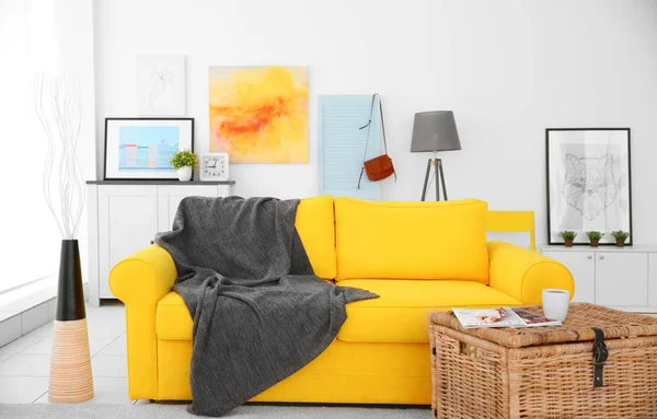 Sofa in moderne kamer — Stockfoto
