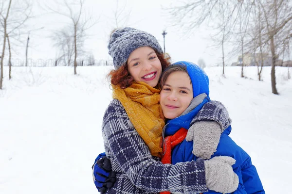 Mãe com filho brincando no parque de inverno — Fotografia de Stock