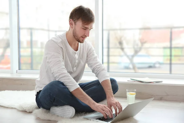 Beau homme avec ordinateur portable — Photo