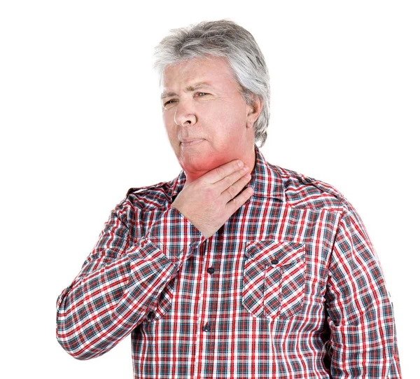 Alergi dan sakit konsep tenggorokan. Pria senior yang sakit dengan latar belakang putih — Stok Foto
