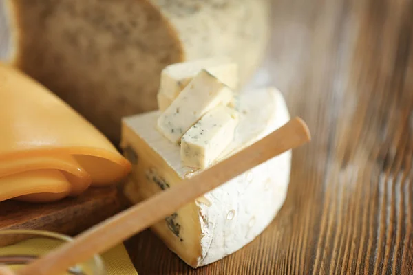 Verscheidenheid van kaas op tafel — Stockfoto