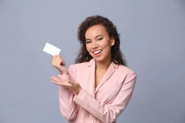 Mujer afroamericana con tarjeta de visita —  Fotos de Stock