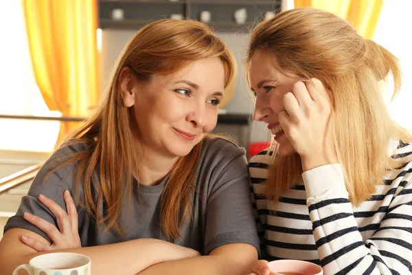 Feliz joven mujer y madre —  Fotos de Stock