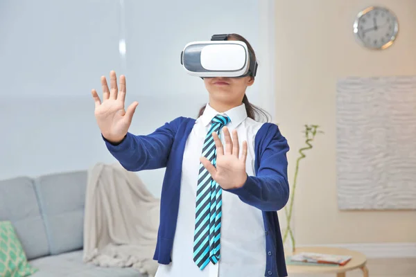 Colegiala con gafas de realidad virtual en casa —  Fotos de Stock