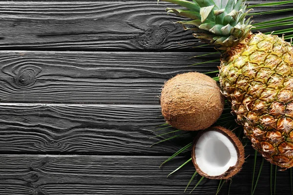 Ananas a kokos na stole — Stock fotografie