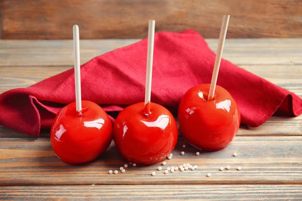 Вкусные праздничные яблоки — стоковое фото
