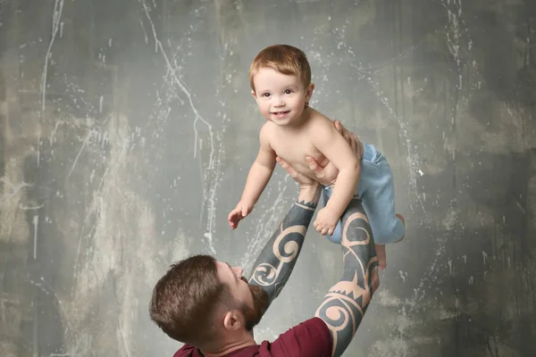 Joven hombre sosteniendo pequeño niño —  Fotos de Stock