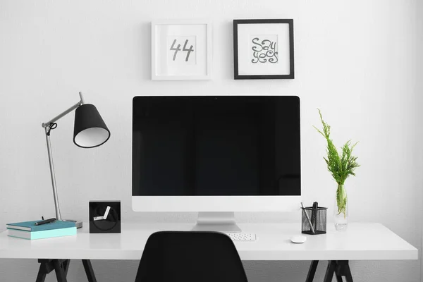 Posto di lavoro con computer sul tavolo — Foto Stock