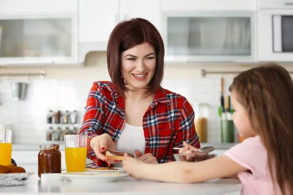 Wanita dan putrinya sarapan di rumah. — Stok Foto