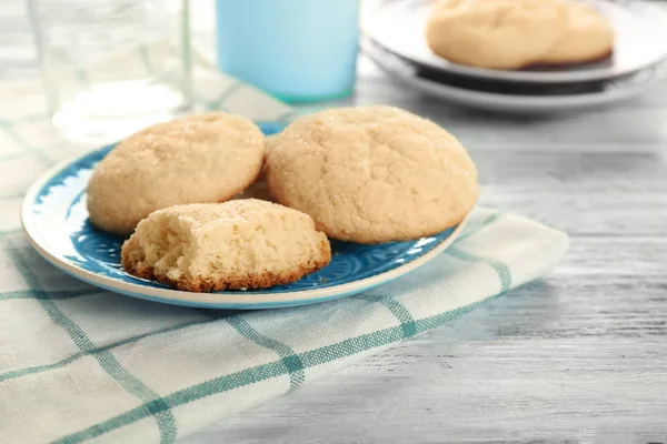 Вкусное печенье на тарелке — стоковое фото
