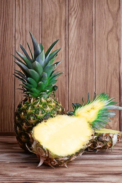 Вкусные свежие ананасы — стоковое фото