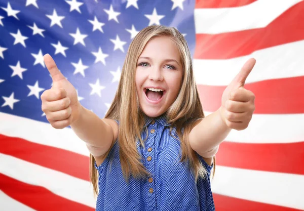 Adolescente no fundo bandeira EUA — Fotografia de Stock