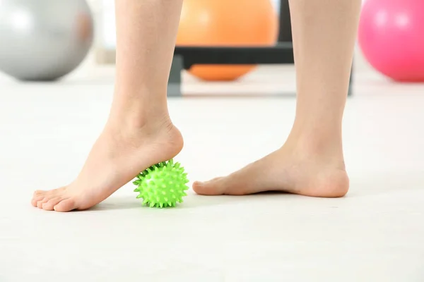 Füße der Frau bei Übungen — Stockfoto