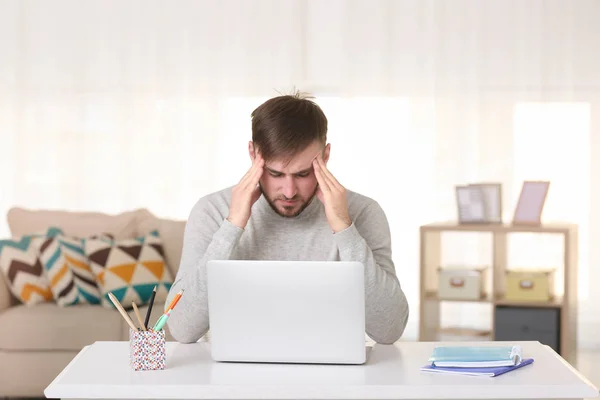 Joven con dolor de cabeza — Foto de Stock