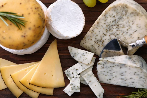 Tabla de cortar con queso surtido — Foto de Stock