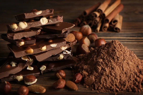 Apróra vágott csokoládé — Stock Fotó