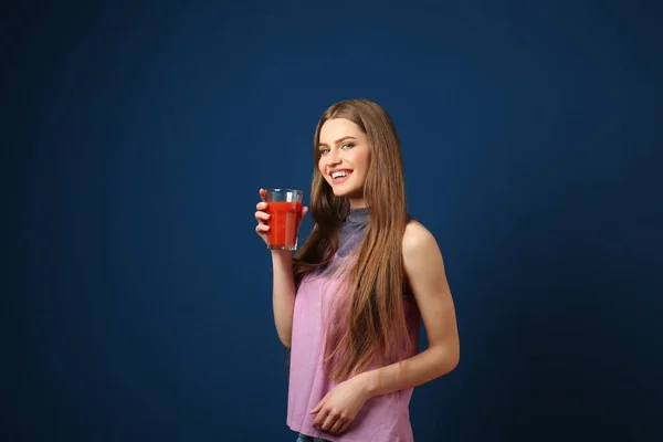 Kobieta z szklanka świeżego soku — Zdjęcie stockowe