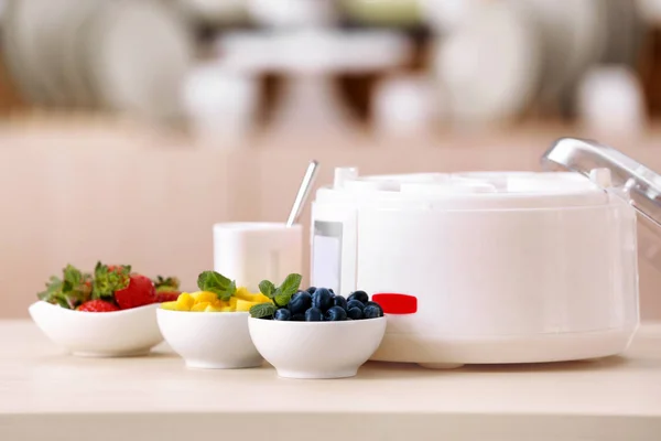 Современный производитель йогуртов и ингредиенты — стоковое фото